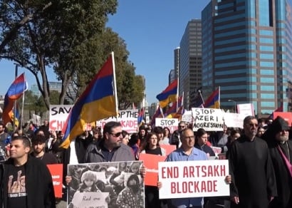 A Los Angeles, les Arméniens ont organisé une manifestation et une marche vers le consulat d’Azerbaïdjan