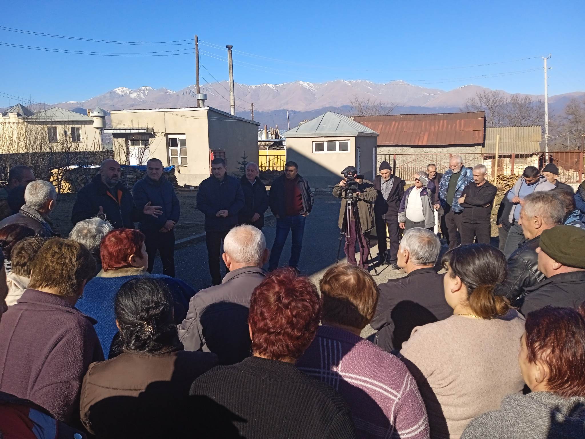 Les députés de l&rsquo;Assemblée nationale de l&rsquo;Artsakh et des membres du gouvernement présentent à la population la situation liée au corridor de Lacthine