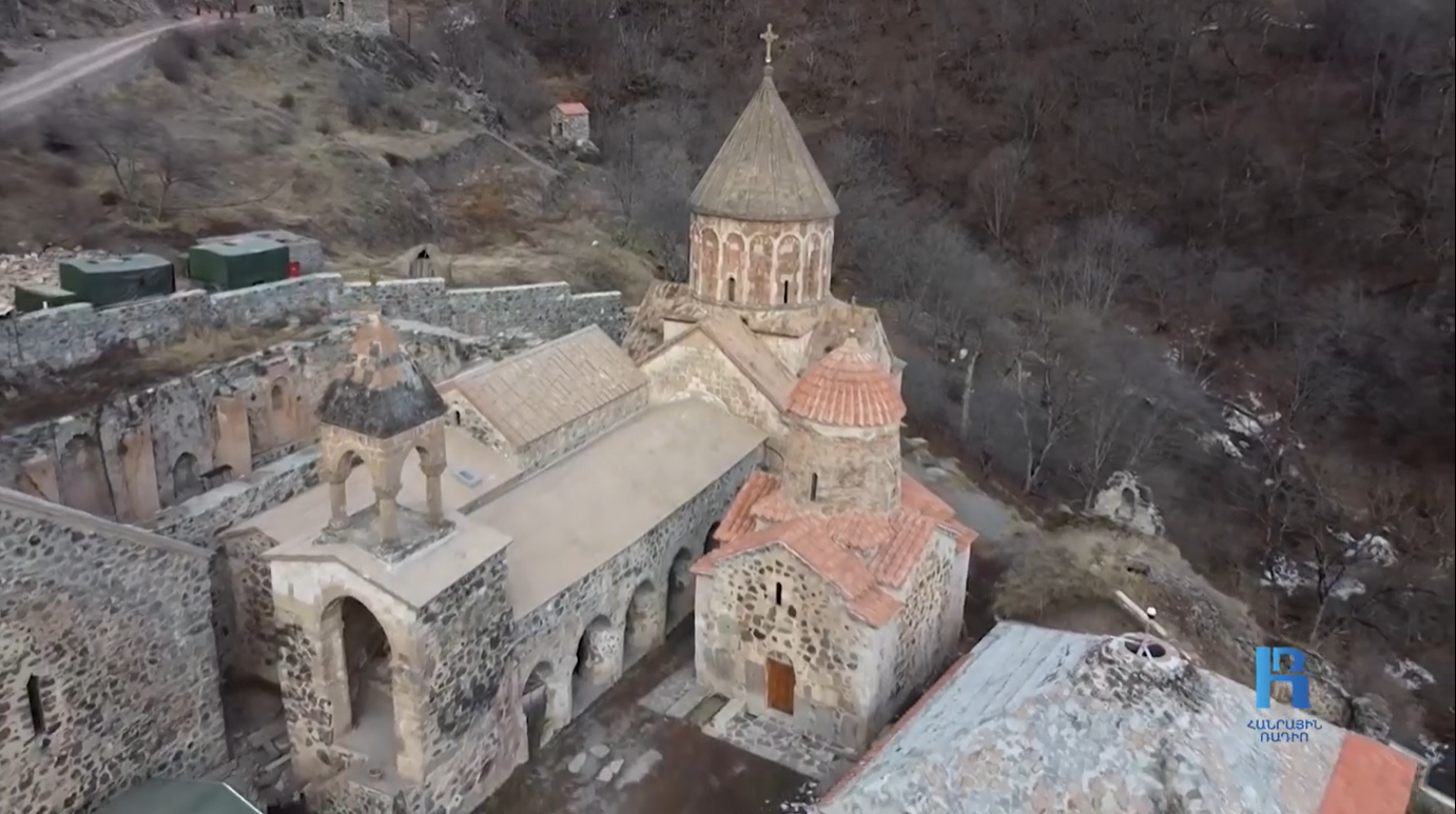 Prières des prêtres Arméniens au monastère de Dadivank (Artsakh) privé de ses fidèles