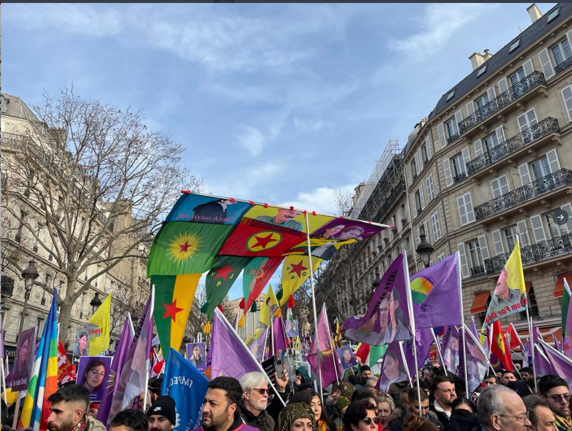 Des milliers de manifestants à Paris en hommage à trois militantes kurdes  assassinées en 2013