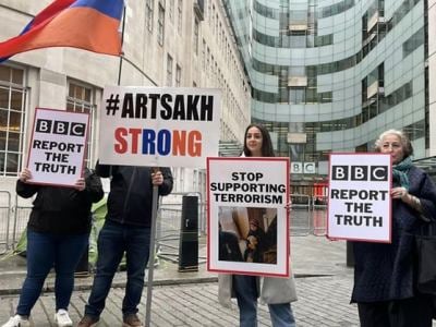 Près du bureau de la BBC à Londres ; des manifestants Arméniens exigeant de dire la vérité sur l&rsquo;Artsakh