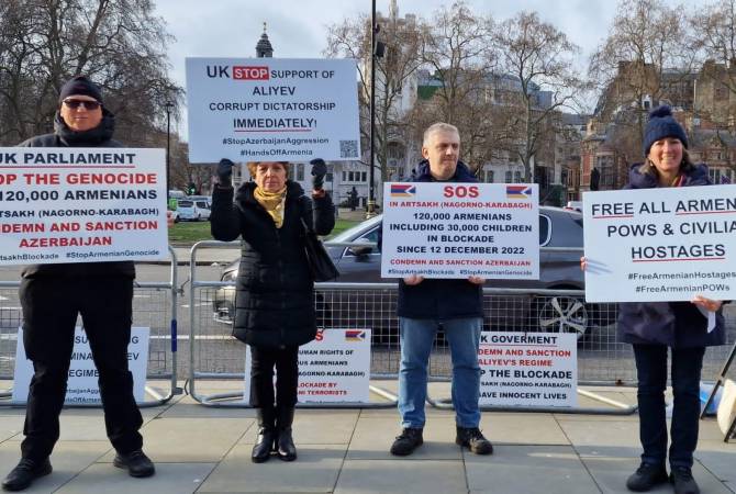 Un groupe humanitaire anglo-arménien a organisé une manifestation devant le Parlement britannique afin de sensibiliser à la situation en Artsakh
