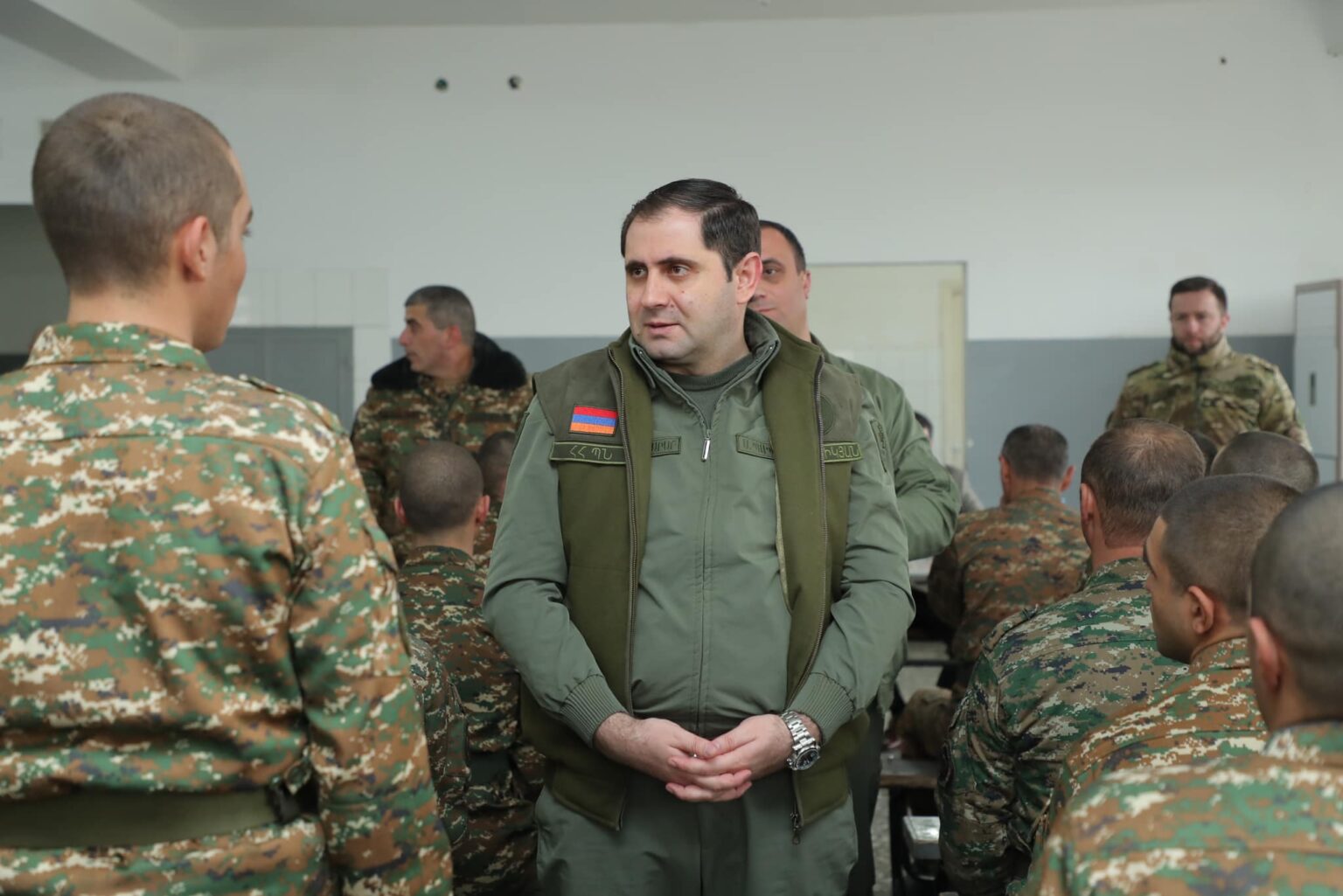 Le ministre arménien de la Défense Suren Papikyan entreprend une tournée dans toutes les unités militaires