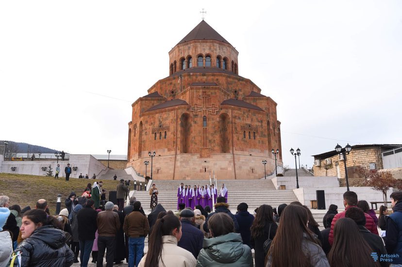 Un service du soir pour Saint Sargis et une cérémonie de bénédiction ont été célébrés dans la cathédrale de Stepanakert