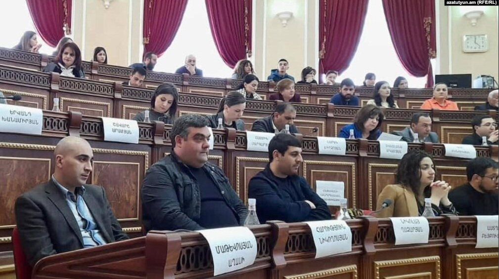 Un membre du conseil municipal de Gyumri affilié au parti au pouvoir arrêté pour avoir agressé un couple de Russes