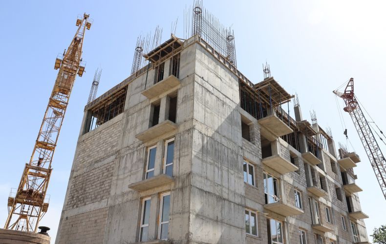 À la suite du blocus, la construction de centaines de maisons d&rsquo;habitation en Artsakh est restée inachevée