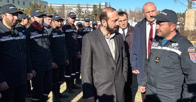 Le chef de la diplomatie arménienne Ararat Mirzoyan a rencontré des sauveteurs Arméniens à Adiyaman (Turquie)