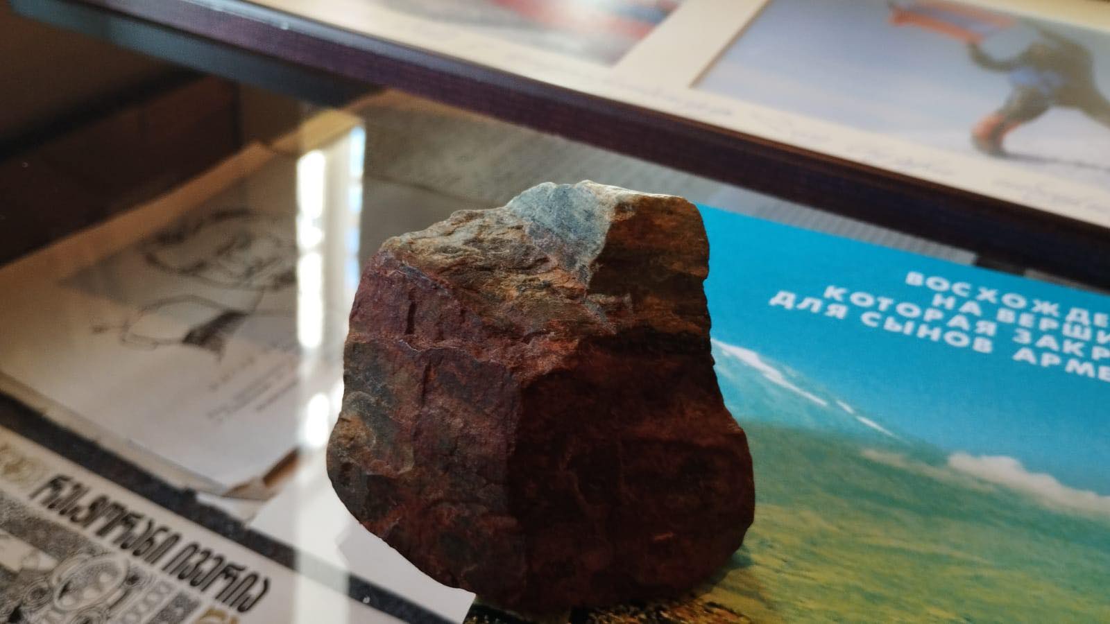 Artur Karapetyan a remis au musée Hovhannès Chiraz la pierre qu&rsquo;il avait apportée du sommet d&rsquo;Ararat