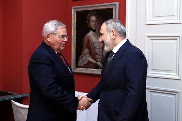 Nikol Pachinian et le sénateur Menendez discutent de la crise humanitaire en Artsakh