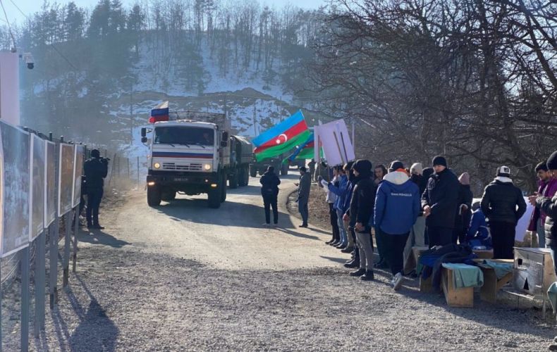 Un convoi transportant des marchandises humanitaires a emprunté la route Goris-Stepanakert affirme le Ministère de la Défense de la Fédération de Russie