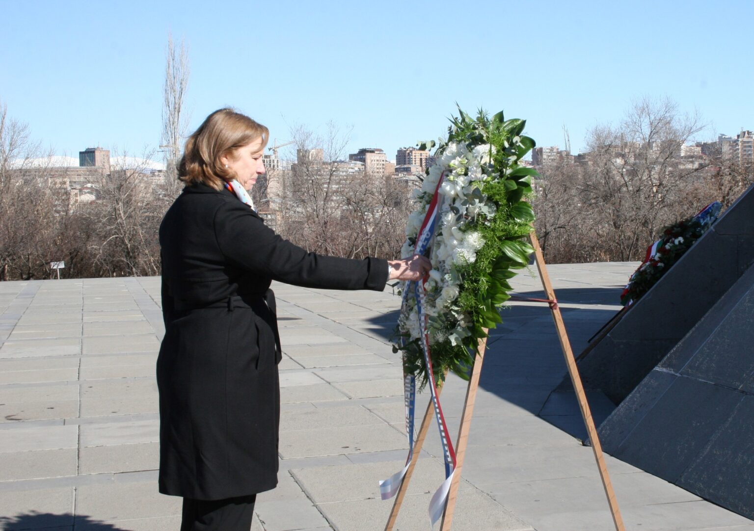 L&rsquo;ambassadrice des Etats-Unis à Erévan a rendu hommage aux victimes du génocide arménien au mémorial de Tsitsernakaberd