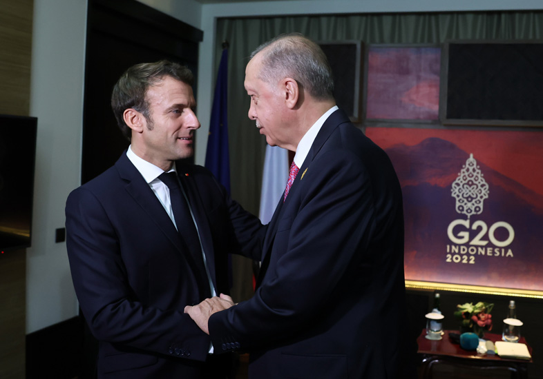 Macron dit à Erdogan qu&rsquo;il faut « accroître la pression et l&rsquo;isolement de la  Russie »