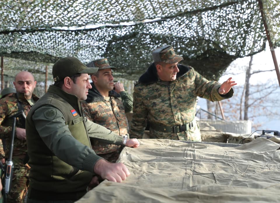 Le ministre arménien de la Défense Suren Papikyan a visité les positions frontalières au sud-est de l’Arménie