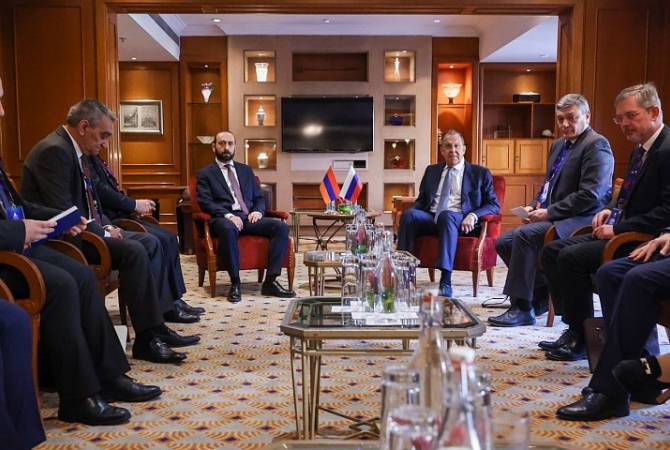 Ararat Mirzoyan et Sergueï Lavrov ont discuté à New Delhi de la normalisation des relations arméno-azéries