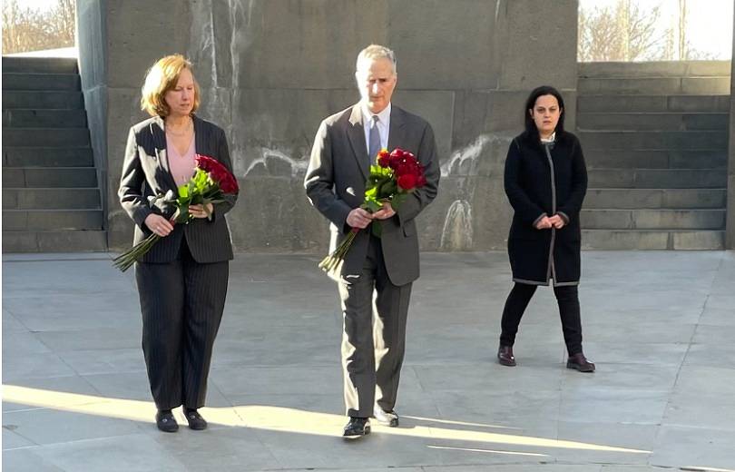 Louis Bono le représentant américain du Groupe de Minsk de l’OSCE a visité le Mémorial du génocide arménien à Erévan