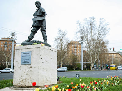 La sculpture de Rodin sera déplacée, la statue de Charles Aznavour sera placée au centre de la place de France