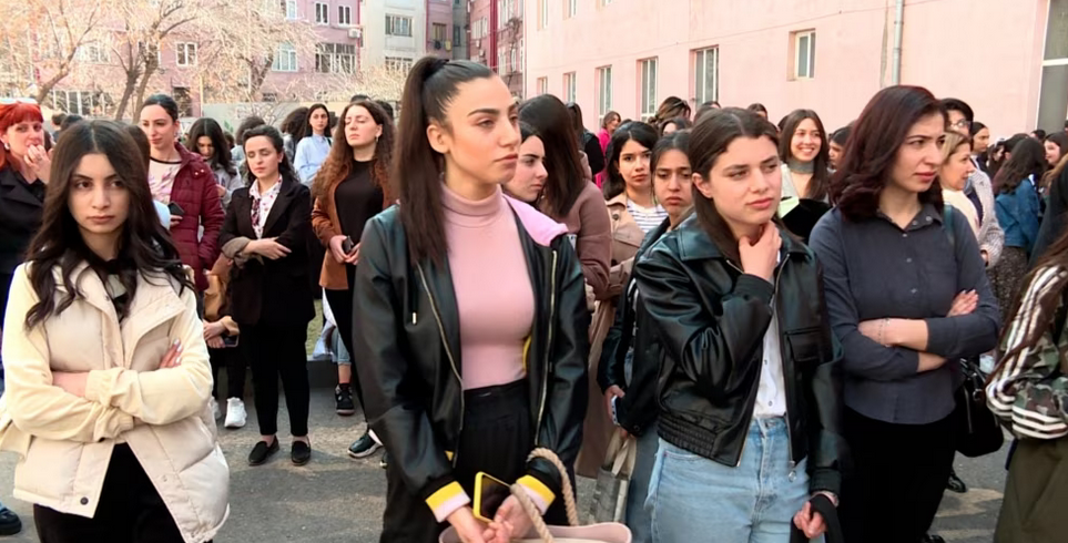 Les étudiants protestent contre la destitution du directeur de l&rsquo;université arménienne