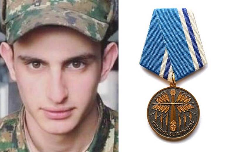 Le soldat Arménien Arshak Sargsyan, qui a été tué hier par le feu ennemi à Yeraskh (Arménie), a été récompensé à titre posthume