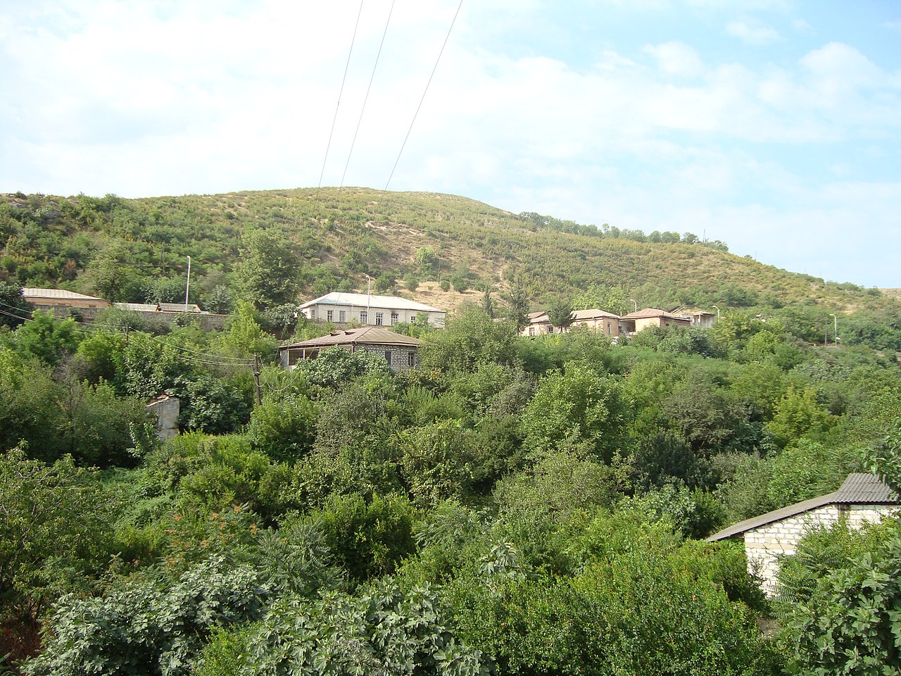 Les Azéris ont tiré sur des civils Arméniens travaillant dans un champ de grenadiers à Martakert (Artsakh)
