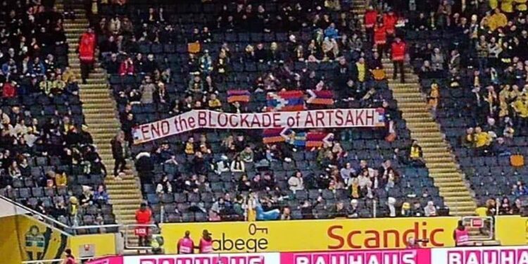 Une banderole et des drapeaux soutenant Artsakh déployée lors du match Suède-Azerbaïdjan (5-0) hier soir