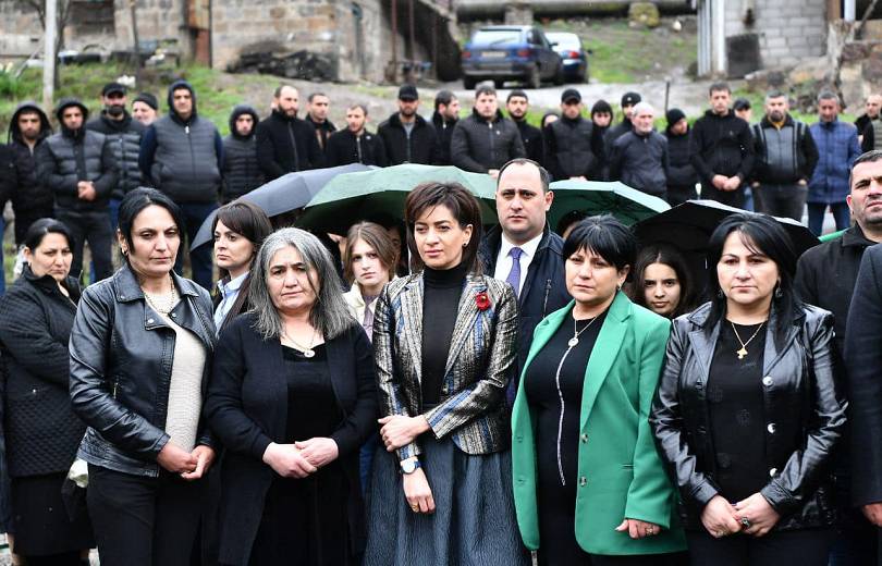 Anna Hakobyan : Pourquoi le cacher ? Pendant la guerre de 44 jours, nous avons eu 11 000 déserteurs