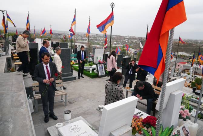 Le maire de Lyon a rendu hommage à la mémoire des martyrs des guerres d&rsquo;Artsakh dans « Yerablur »