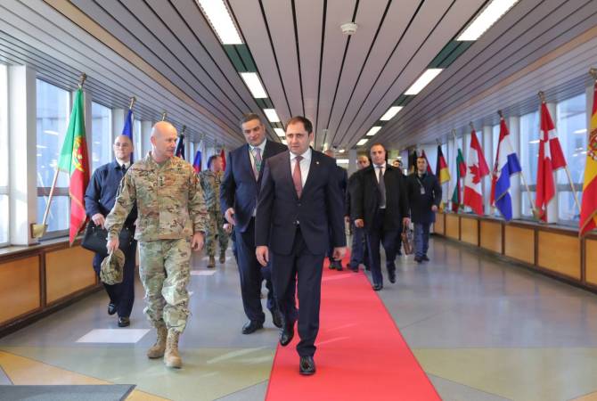 Le ministre de la Défense d’Arménie a visité le commandement suprême de l&rsquo;OTAN, les forces alliées en Europe
