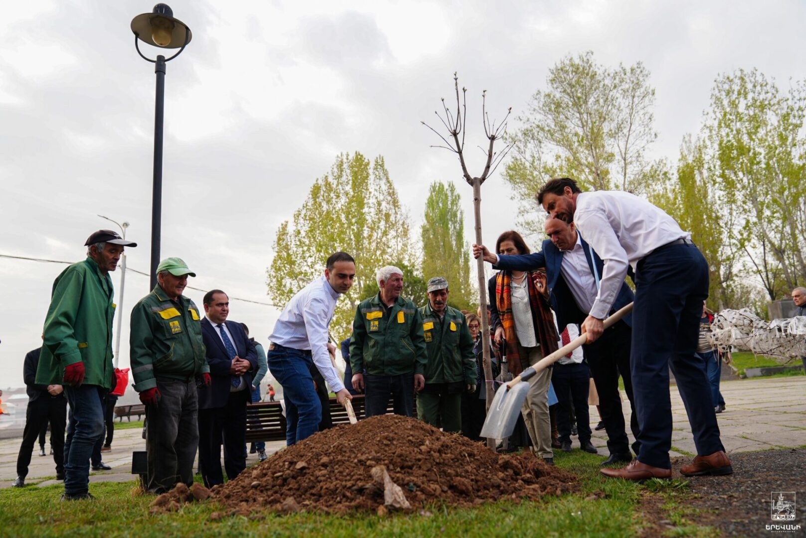 Le maire de Lyon Grégory Doucet accompagné du maire adjoint d&rsquo;Erevan Tigran Avinyan a visité le parc de Lyon pour planter des arbres