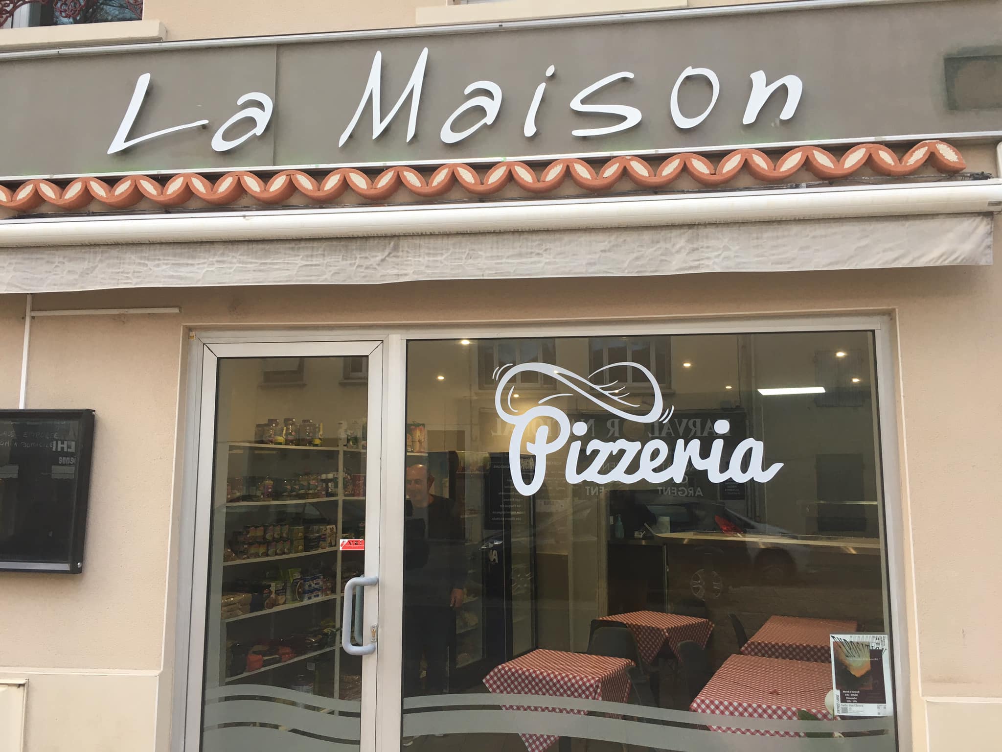 A « La Maison » vous trouverez tous les produits nécessaires à la cuisine arménienne et orientale en plus des pains cuits au fromage, sauce de piment rouge, et zakhrars