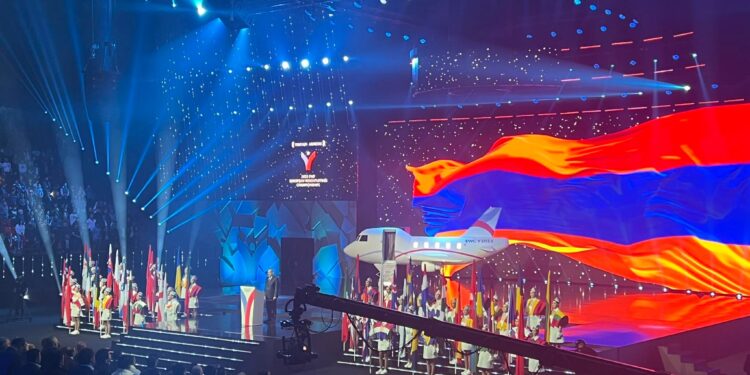 Le Championnat d&rsquo;Europe d&rsquo;haltérophilie a débuté à Erévan (Arménie) par une grande cérémonie d&rsquo;ouverture, avec un incident : le drapeau de l’Azerbaïdjan a été enlevé par un spectateur