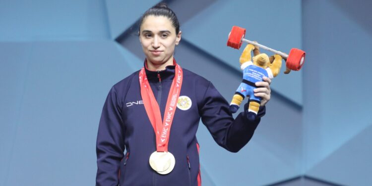 Isabella Yailyan (Arménie) remporte la première médaille pour l’Arménie aux championnats d’Europe d’haltérophilie à Erévan