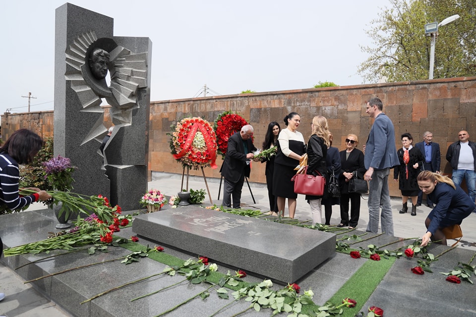 L&rsquo;équipe du parti « Aprelu Yerkir » a rendu hommage à la mémoire de Karen Demirchyan au Panthéon Komitas