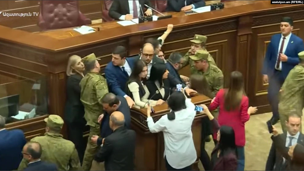 Les gardes du Parlement arménien délogent des députés de l’opposition qui avaient occupé le perchoir pour protester contre les dernières déclarations de Pachinian