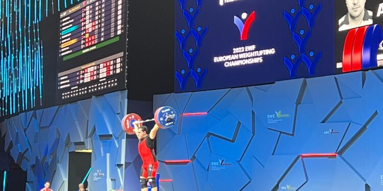 Les représentants de l’Arménie Davit Hovhannisyan, double champion d&rsquo;Europe d&rsquo;haltérophilie, Ara Aghanyan, vice-champion d’Europe