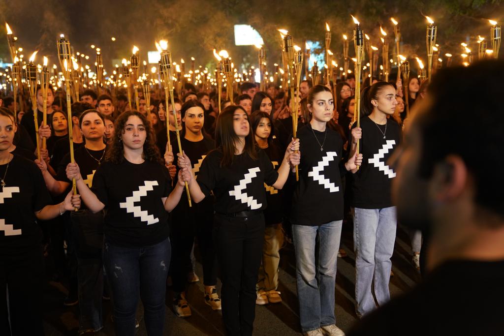 La procession aux flambeaux marque le 108eme anniversaire du génocide
