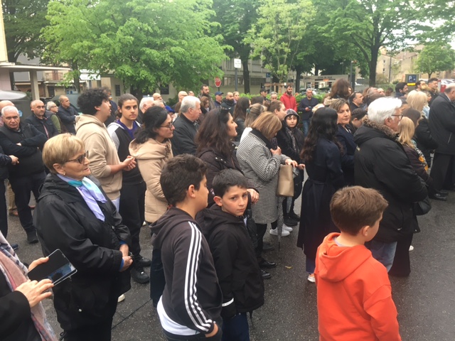 Veillée devant la stèle du génocide des Arméniens à Valence