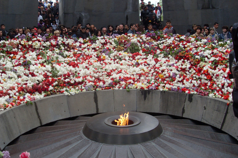 Les hauts dirigeants Arméniens ont rendu hommage à la mémoire des victimes du génocide des Arméniens au mémorial d’Erévan