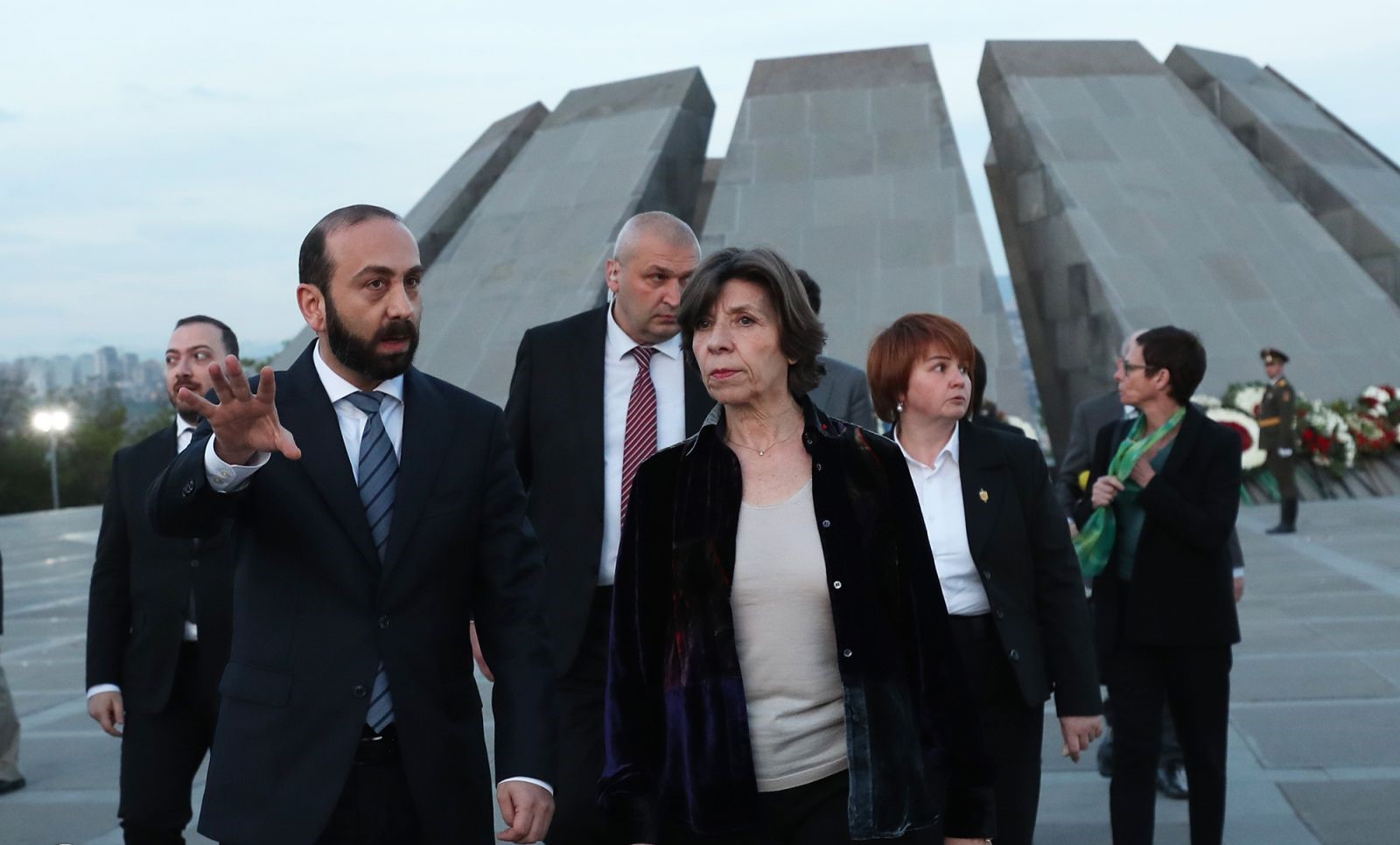Ararat Mirzoyan et Catherine Colonna ont visité le Mémorial du génocide des Arméniens à Tsitsernakaberd