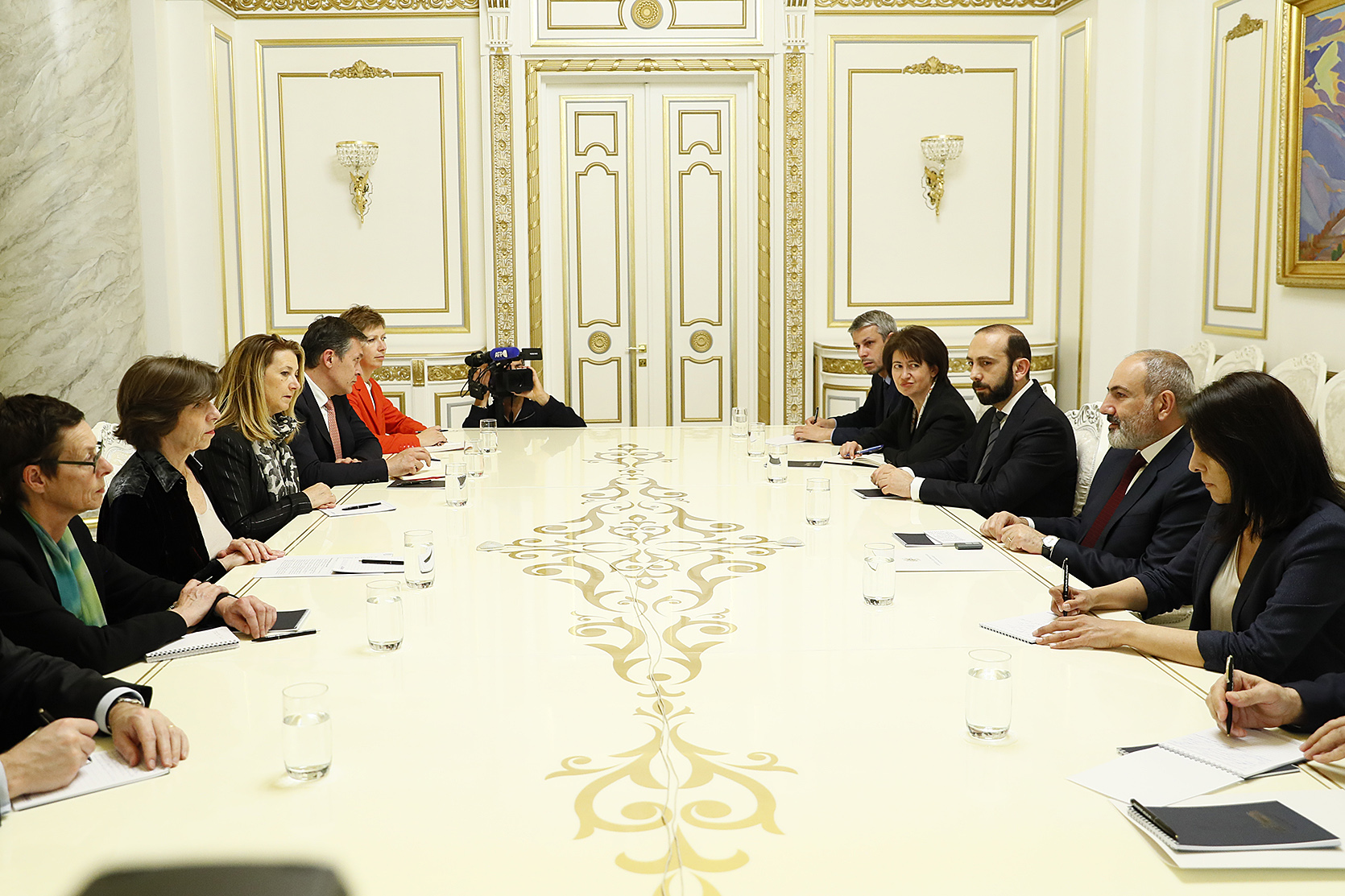 La ministre française des affaires étrangères appelle au déblocage de la route du Karabakh lors de ses visites à Bakou et à Erevan