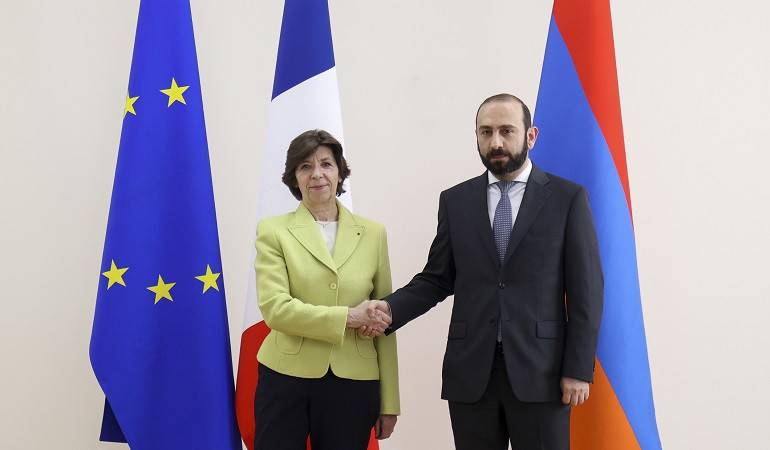 Paris exhorte Bakou à rétablir la circulation « sans entrave » sur  un axe vital