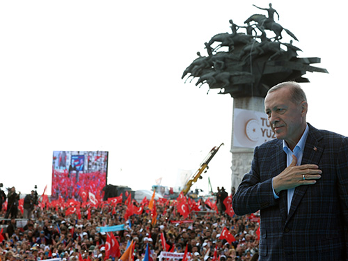 Erdogan, donné souffrant depuis mardi soir, réapparaît en public