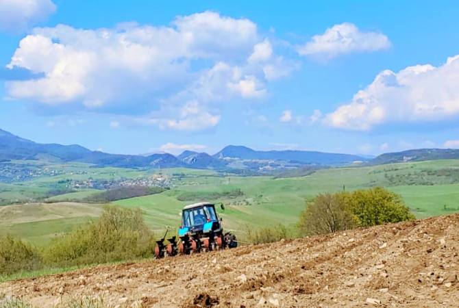 Les Azéris ont tiré sur le tracteur d&rsquo;un habitant d&rsquo;Artsakh effectuant des travaux agricoles au village de Vardadzor (Artsakh)