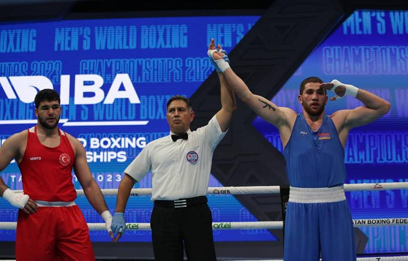 Rafael Hovhannisyan (Arménie) a gagné par KO face à son adversaire turc aux championnats du monde de boxe à Tachkent et atteint les 1/4 de finale
