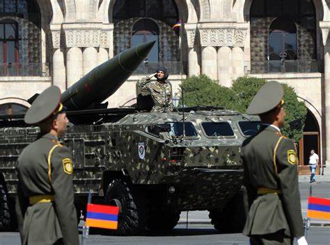 Les armes achetées à la Russie ne sont pas arrivées en Arménie affirme Vice-ministre arménien des Affaires étrangères