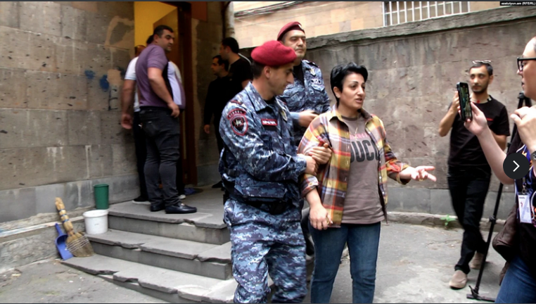 La mère d’un soldat arménien tué lors de la guerre du Karabagh détenue pour une tentative présumée d’enlèvement du fils de Pachinian