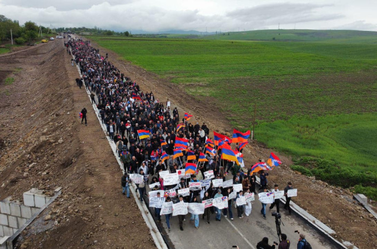 Le rassemblement a commencé à Kornidzor (Syunik), les participants marchent vers le pont Hakari avec des drapeaux et des banderoles