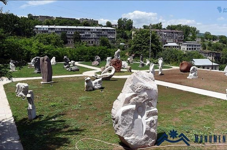 Le parc de sculptures dans la cour du musée des beaux-arts de Couchi en Artsakh a été complètement supprimé