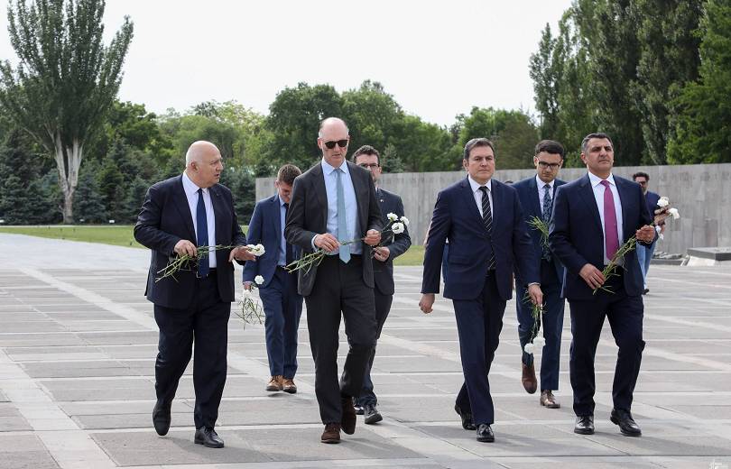 Le ministre britannique des Affaires européennes Leo Docherty visite le mémorial de Tsitsernakaberd
