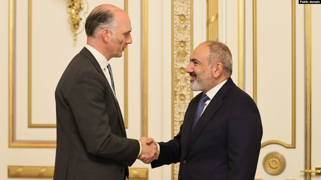 Le Royaume-Uni est « très encouragé » par l&rsquo;approche de Pachinian concernant le Karabakh
