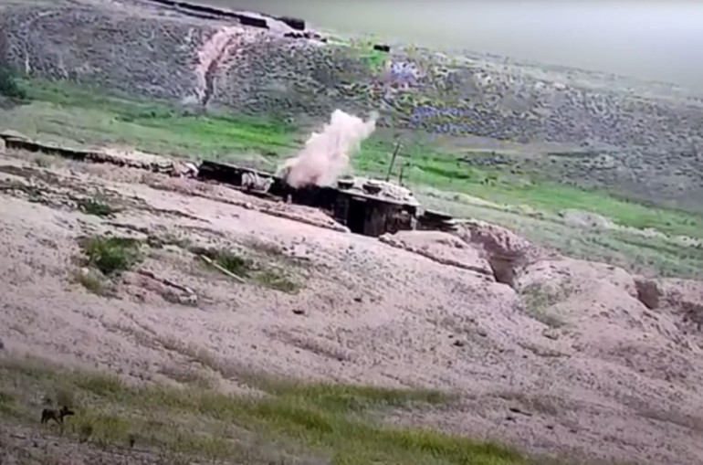 Vidéo montrant comment les Azéris tirent sur les positions militaires arméniennes en Artsakh ce matin